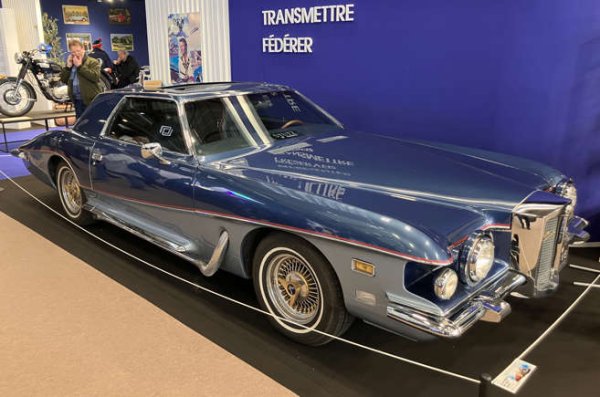 Точният представител на на фразата &ldquo;не се прави, докато не се прекали&ldquo; със сигурност е скандалният Stutz Blackhawk. Изненадваща находка, скрита на щанда на F&eacute;d&eacute;ration Fran&ccedil;aise des V&eacute;hicules d'&Eacute;poque (FFVE).

Съживявайки известното име от несъществуващата марка Stutz, Blackhawk е класически гигант, проектиран от Върджил Екснър и базиран на Pontiac Grand Prix.
Под добавката на каросерията във винтидж стил има 7,5-литров V8, а богатството на колата привлича списък от  знаменитости като собственици. Първият от тях е каскадьорът на мотоциклети Евел Книвел.
